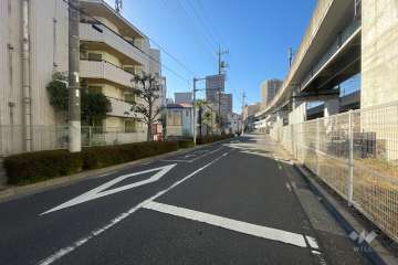 敷地北西側の前面道路（北東側から）