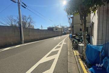 敷地北東側の前面道路（北西側から）