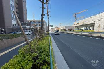 敷地北側の前面道路（東側から）