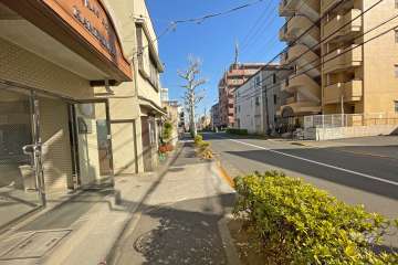 敷地南側の前面道路（西側から）