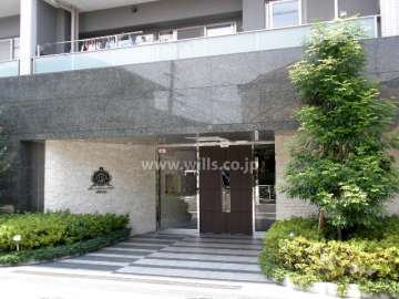 石張りのエントランス