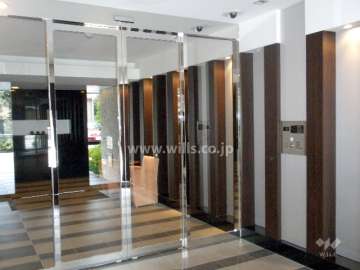 エントランスはオートロック付きです。