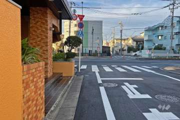 敷地東側の前面道路（南側から）