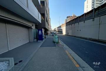 敷地西側の前面道路（北側から）