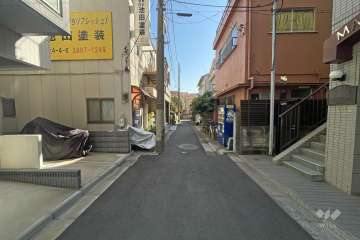 敷地北側の前面道路（西側から）