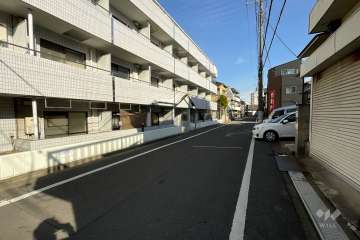 敷地の南側前面道路（西側から）