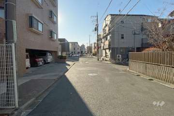 敷地北西側の前面道路