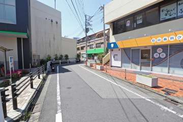 敷地南側の前面道路（東側から）