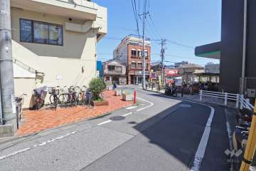 敷地南側の前面道路（西側から）