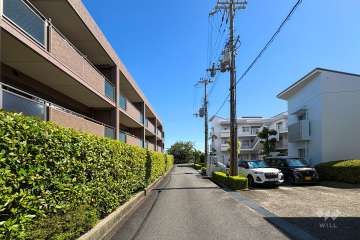 敷地西側の前面道路（北側から）