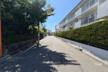 敷地北側の前面道路（東側から）