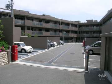 ロボットゲート付きの敷地内駐車場