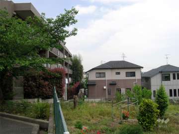 やや高台にあります。