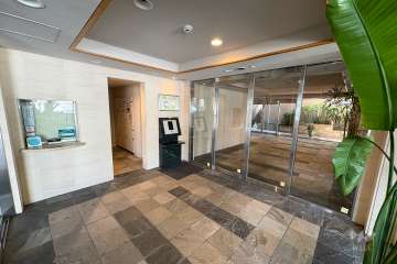 エントランスはオートロック付きです。