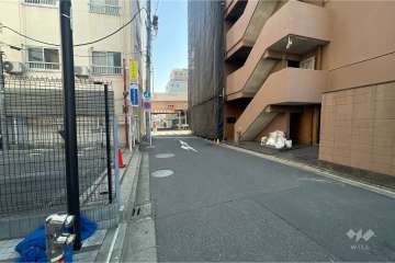 敷地北側の前面道路（西側から）