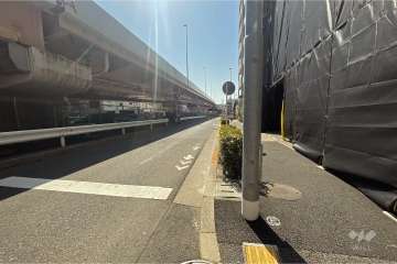 敷地北東側の前面道路（北西側から）