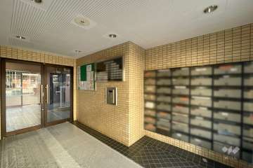 エントランスはオートロック付きです。