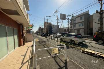 敷地南西側の前面道路（北西側から）