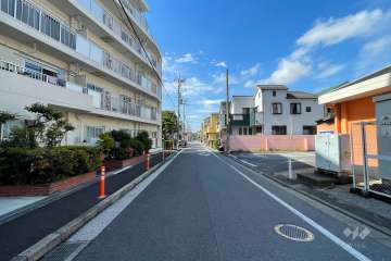 敷地東側の前面道路（南側から）