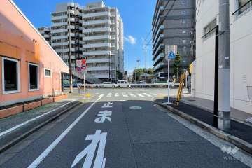 敷地東側の前面道路（北側から）