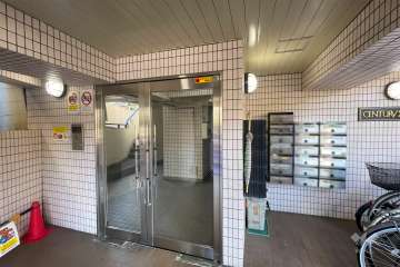 エントランスはオートロック付きです。　