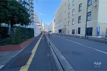 敷地北東側の前面道路（南東側から）