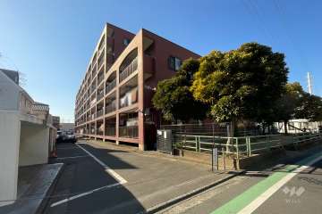 東和中央マンションの外観（南東側から）