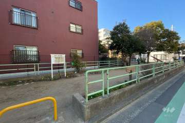 敷地に隣接した足立区立東和三丁目児童遊園