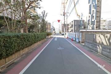 敷地北側の前面道路（東側から）