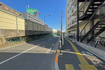 敷地北側の前面道路