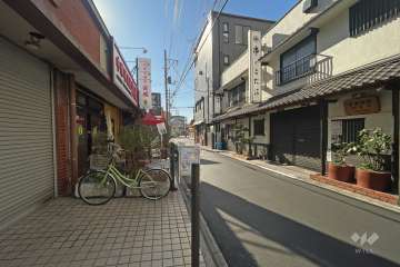 敷地東側の前面道路（北側から）