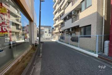 敷地西側の前面道路（南側から）