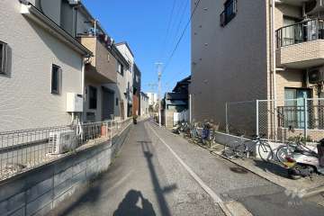 敷地北側の前面道路（西側から）