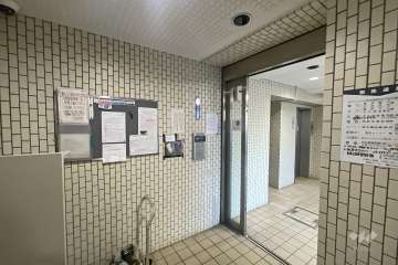 エントランスはオートロック付きです。