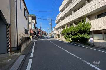 敷地南東側の前面道路（北東側から）