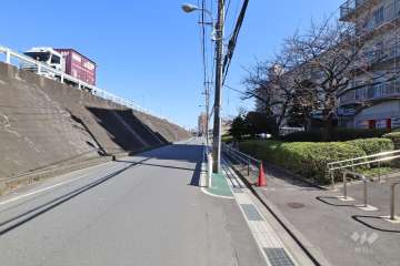 敷地北側の前面道路（西側から）