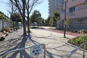 敷地東側に隣接する『小台東公園』