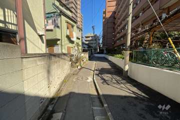 敷地西側の前面道路