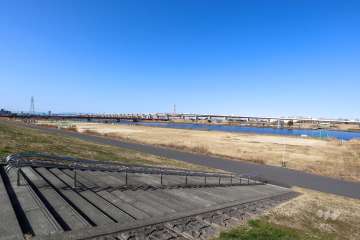 敷地北側の土手