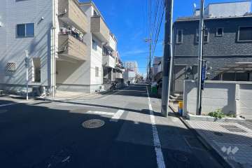 敷地の南側前面道路（東側から）