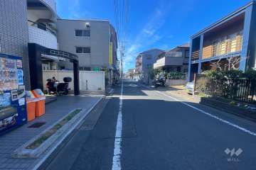 敷地の南側前面道路（西側から）