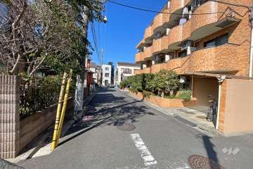 敷地西側の前面道路（南側から）