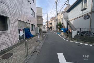 敷地北東側の前面道路（南東側から）