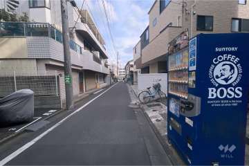 敷地北東側の前面道路（北西側から）