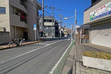 敷地の南側前面道路（東側から）