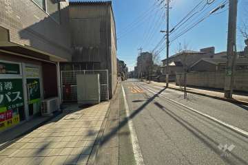 敷地の南側前面道路（西側から）