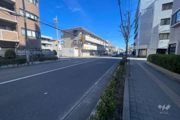 敷地の南側前面道路（東側から）