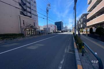 敷地の南側前面道路（西側から）