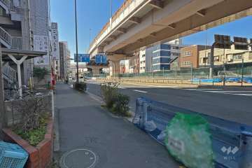 敷地西側の前面道路（北側から）