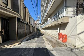 敷地の南西側前面道路（南東側から）